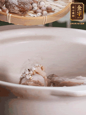 焯好水洗凈的鴨肉、薏米、芡實、蜜棗+適量水煲1小時