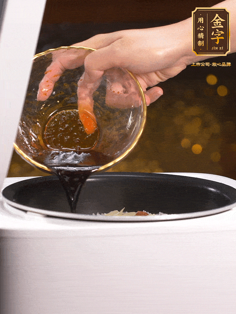 煮好后，淋上醬汁：2勺生抽、1勺老抽、1勺蠔油、半勺白糖、半勺香油、1勺水