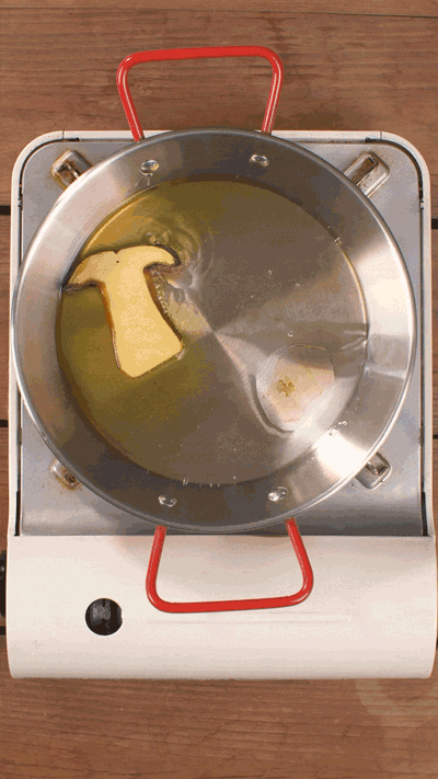 牛肝菌切片，用黃油煎熟