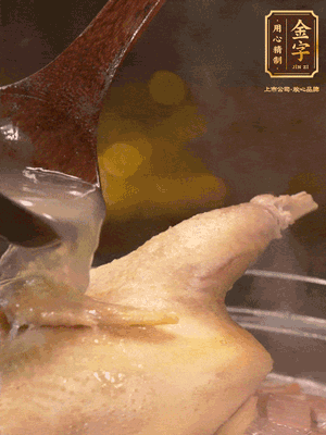 大火燒開后，撇去浮沫。轉(zhuǎn)小火燉2個(gè)小時(shí)