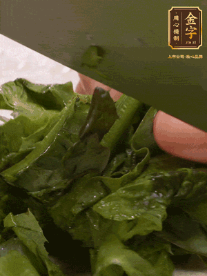 萵筍去皮切丁，萵筍葉切碎