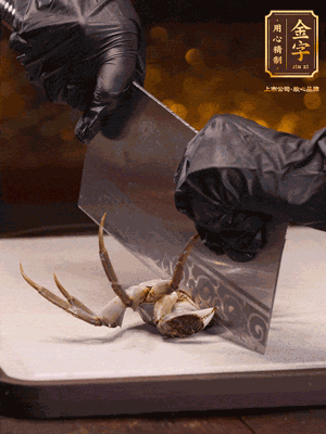 用刷子刷干凈六月黃，一斬二。把蟹蓋、蟹胃拿出來。