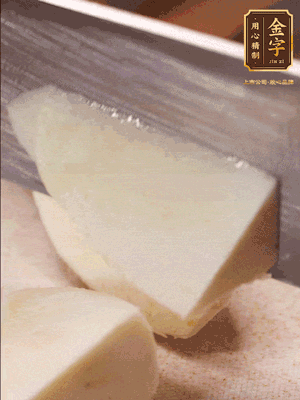 茭白去殼，底部一層老皮刨掉，切成滾刀塊