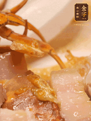 顏色變紅時，放蔥結(jié)、姜片煸香，再放咸肉、茭白、毛豆翻炒