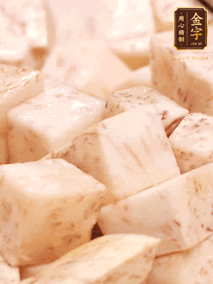 鍋上火下足油，將芋頭炸金黃色至熟