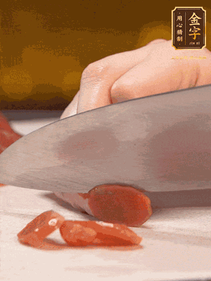 臘腸下水煮10分鐘，切薄片