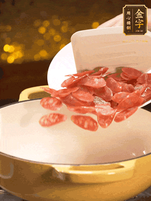 鍋里放油，香腸煸炒出多余的油脂，然后放小米辣