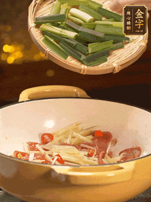 接著放蒜葉，來一點鹽，一點醬油調(diào)味翻勻