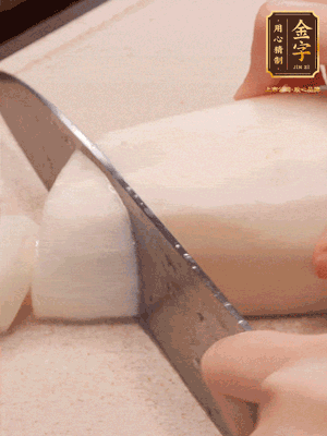 蘿卜削皮，切成滾刀塊