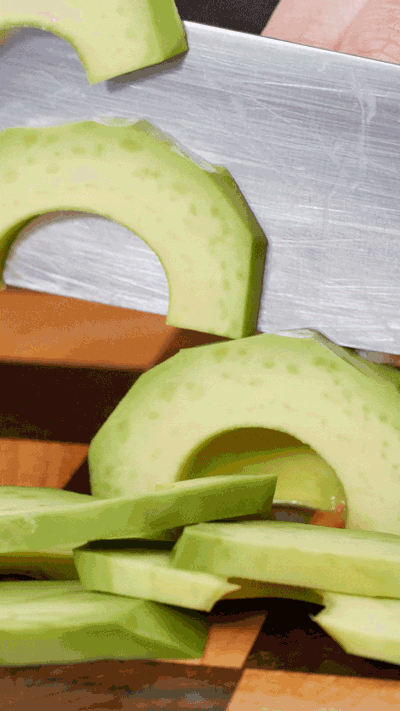 土司表面涂抹橄欖油，烤箱180°烤6 分鐘