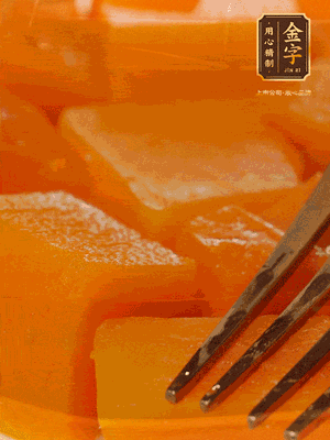 南瓜去皮，一半切塊備用，一半切塊蒸熟，碾成泥