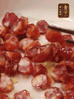 砂鍋熱油，下姜絲、香腸煸香