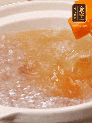 倒入開水、南瓜塊、南瓜泥中火煮5分鐘