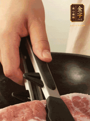 大塊五花肉皮面朝下，烙2-3分鐘