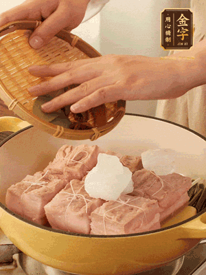 五花肉皮朝下，桂皮、八角、香葉、冰糖、生抽、花雕酒