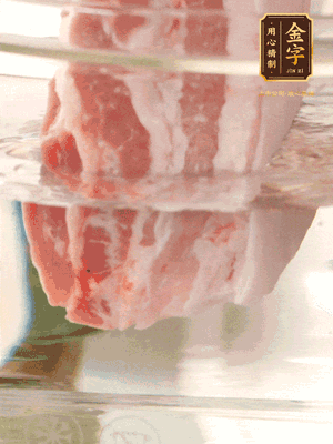 大塊豬五花冷水下鍋，蔥、姜、花雕酒焯水