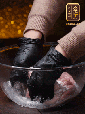 豬肚放入面粉、鹽、白酒，反復揉搓（重復3遍），洗掉表面的黏液。再把豬肚翻過來，剪去油脂，一樣反復揉搓干凈