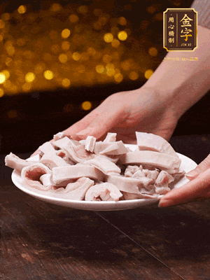 豬肚冷水下鍋，姜蔥料酒去腥，水開煮5分鐘，撈出，切小塊。