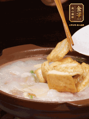 倒入開水大火煮開，轉(zhuǎn)中小火放咸肉，放一點點糖、味精慢燉10分鐘
