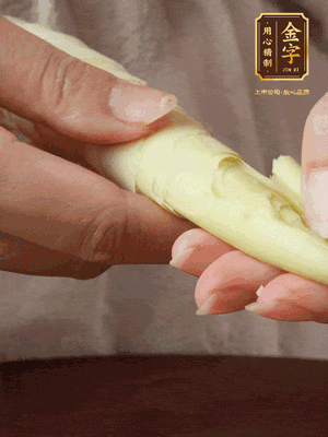 春筍沿著外皮豎著淺劃一刀，剝下外殼，切掉尾部的老根，切滾刀塊。（這個時候的春筍最為鮮嫩脆爽，不需要焯水去除澀味）