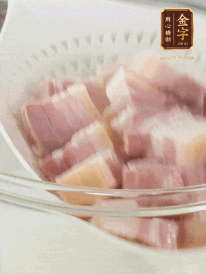 金字淡咸肉、排骨分別加料酒、蔥、姜冷水下鍋焯水，水開撇去浮沫撈出。