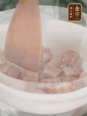 砂鍋內(nèi)咸肉微微煸出香味，再倒入開水。放排骨滾開后轉(zhuǎn)中小火篤30分鐘。（水盡量一次加足，以免中途加水沖淡鮮味。這一步是湯底濃白的關鍵）