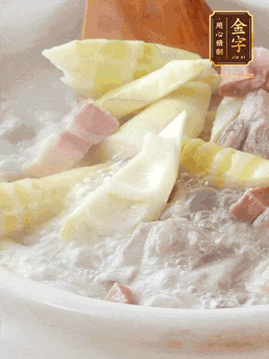 開蓋后放春筍，小火慢篤20分鐘左右，出鍋后盛出。