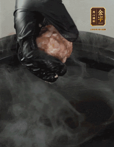 獅子頭摔打至圓潤(rùn)牢固，等水煮開(kāi)后，放獅子頭