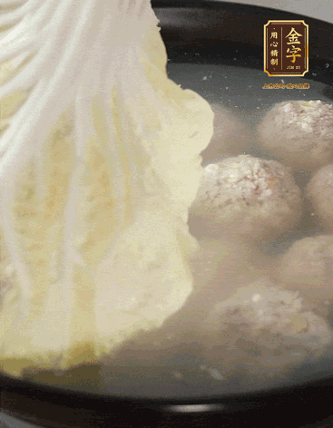 等獅子頭浮起來(lái)時(shí)再加白菜蓋。小火慢燉2小時(shí)