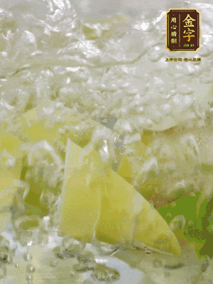 春筍沿著外皮豎著淺劃一刀，剝下外殼，切掉尾部的老根，切滾刀塊。簡單焯水去澀味。