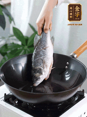 熱油，加1大勺豬油、姜片，再下鱸魚，煎至定型后翻面。（加點豬油，燉出的魚湯更容易變?yōu)榍逅哪贪咨?。?>
					</div>
					<span>步驟 3/6</span>
					<p>熱油，加1大勺豬油、姜片，再下鱸魚，煎至定型后翻面。（加點豬油，燉出的魚湯更容易變?yōu)榍逅哪贪咨＃?/p>
				</li><li>
					<div   id=