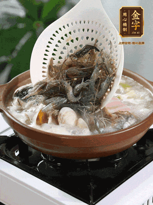 最后加一把蛤蜊、一把河蝦燜2分鐘，放一點白胡椒粉調(diào)味，撒上蔥花點綴！