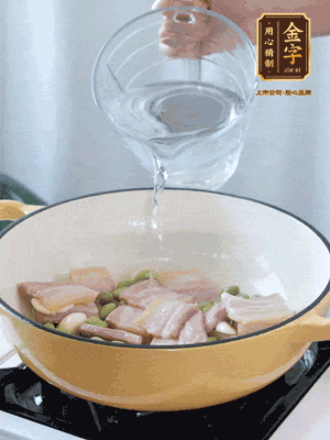 倒入熱水，加絲瓜、腐竹