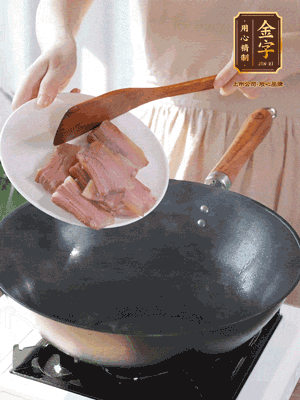 豬油熱鍋，下咸肉煸香，再下蔥姜提鮮