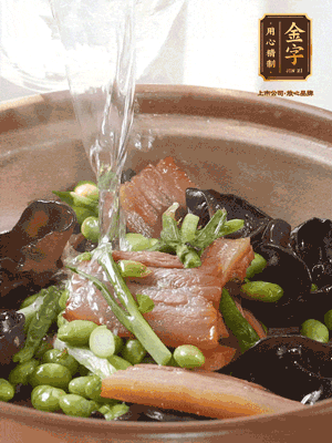 轉(zhuǎn)入砂鍋，加入開水、百葉結(jié)燉煮10分鐘