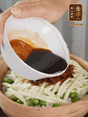 繼續(xù)小火燜3分鐘，淋上XO醬攪拌均勻。
