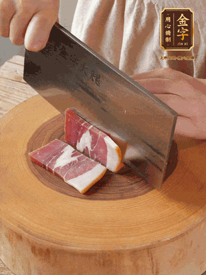 金字火腿切片，溫水浸泡5分鐘。