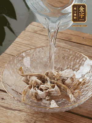 筍干提前泡發(fā)1晚切段，冬瓜去皮切塊。