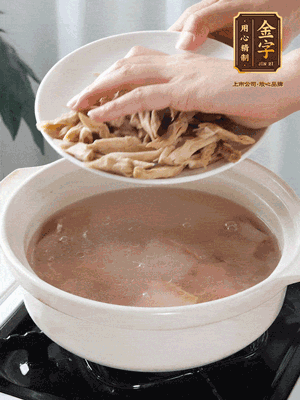 再下筍干段，加水、少許黃酒中火燉煮15分鐘。
