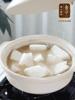 最后下冬瓜繼續(xù)燉煮10分鐘，撒上蔥花點綴。