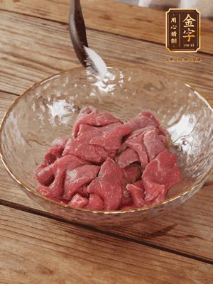 牛肉切丁，加黑胡椒海鹽、橄欖油腌10分鐘