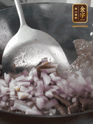 橄欖油熱鍋，牛肉丁炒至焦香狀態(tài)，下洋蔥丁翻炒出香味