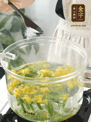 水開后，加鹽、黃瓜花焯水30秒