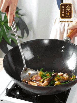 煸香蒜末，下香腸翻炒均勻，再依次下雞縱菌、黃瓜花