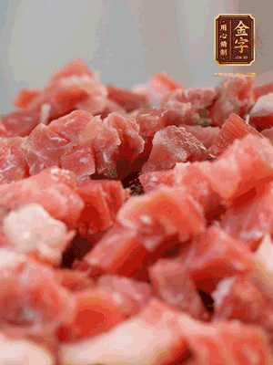 做月餅餡 火腿切成小丁，溫水浸泡5分鐘，上鍋蒸熟15-20分鐘，再將火腿丁、白砂糖、蜂蜜攪拌腌漬2小時
