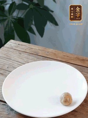 做水油皮、油酥 將油皮材料放入料盆中，加100ml水?dāng)嚢璩裳┗ㄆ瑺睢Ｔ诎赴迳戏磸?fù)揉搓成有一定筋度的光潔面團(tuán)，搓成14個團(tuán)子。
