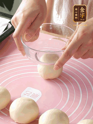 按扁后搟成圓形面皮。餡料放在面皮中心，把餡料包緊，捏緊收口