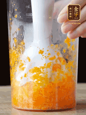 加玉米油、水怡、水揉搓成細(xì)膩的面團(tuán)。松弛半小時(shí)后，分成37g一個(gè)