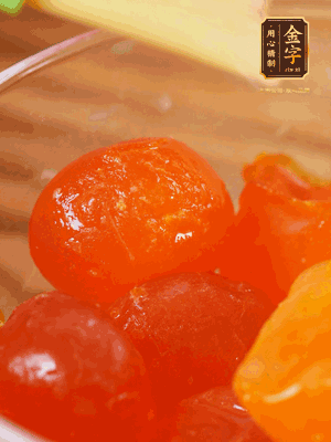 咸蛋黃噴白酒，170℃烤10分鐘。打碎過(guò)篩