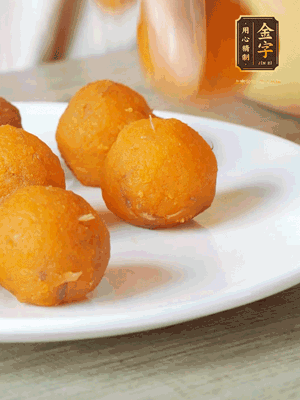 融化的黃油、芝士粉攪勻，加糖粉、蛋液、淡奶油、咸蛋黃攪勻，再加入玉米淀粉、奶粉拌勻，用不粘鍋炒至抱團(tuán)